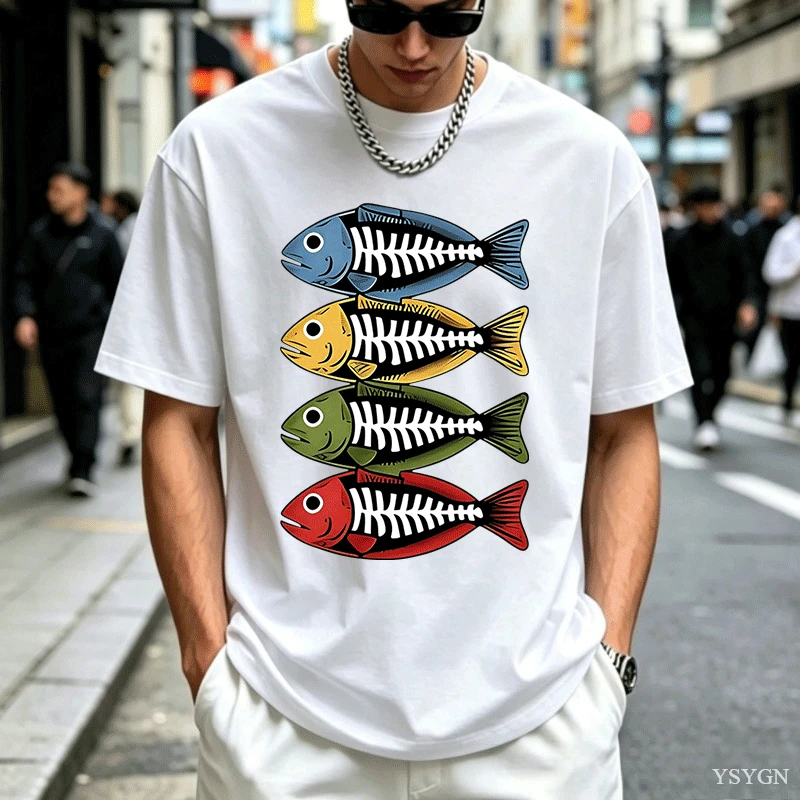 Street Fashion For Short Guys - メンズ用コットンTシャツ。レトロな色使いで、魚の骨格をモチーフにしたグラフィックが施され、クルーネック、ゆったりとしたシルエット、短袖。夏にぴったりのストリートカジュアルな普段着として、若い男性に最適。
