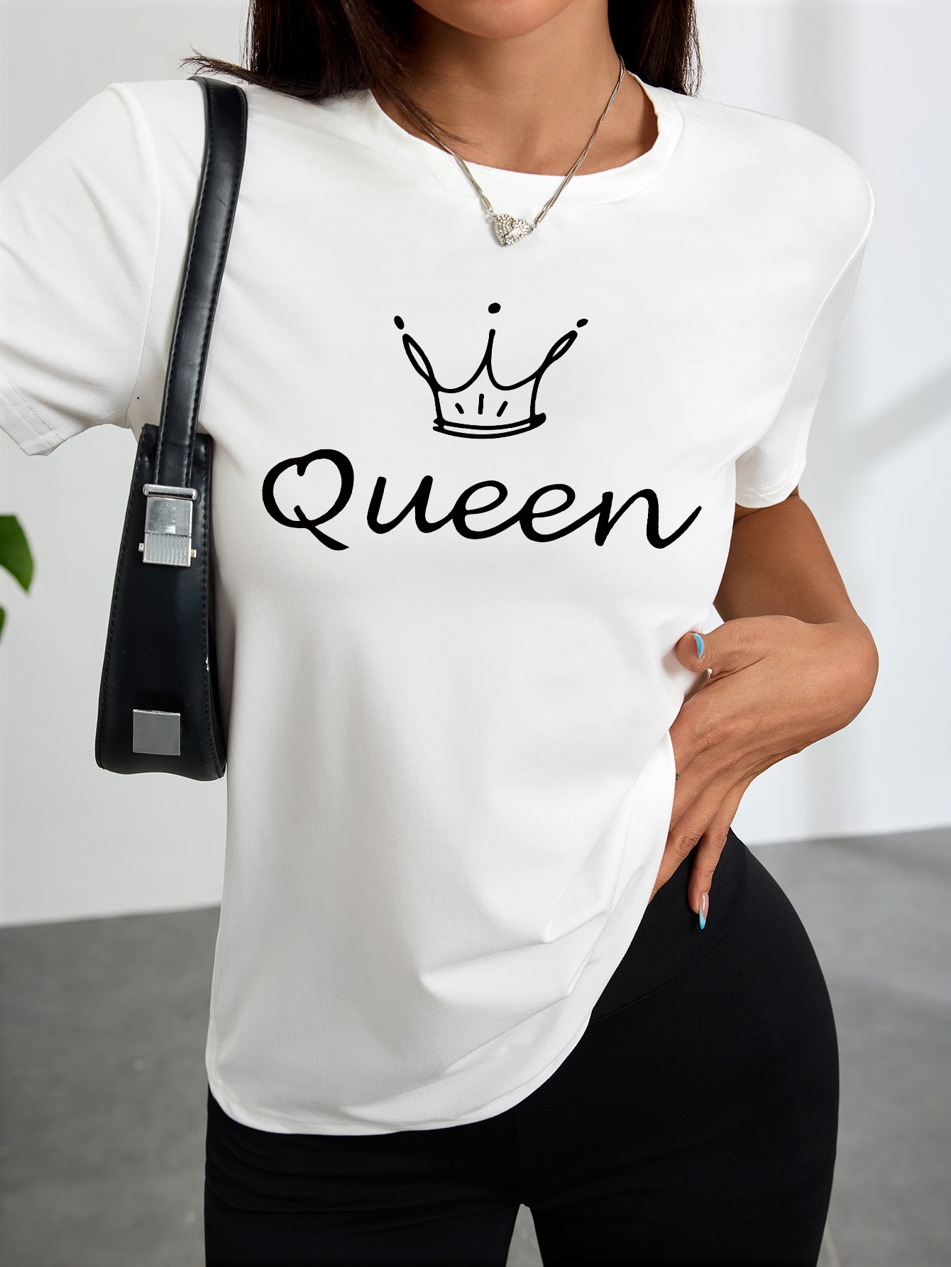 女性用白Tシャツ、クラウンクイーンプリント入り、カジュアルな - Queen Street Fashion のレビューと価格